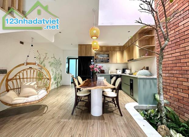 Đón đầu cầu Tứ Liên, ô tô đỗ cửa, 80m2, 5 tầng, gần phố, sổ nở hậu, 15,5 tỷ