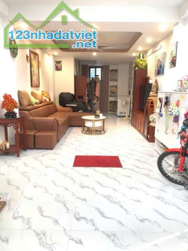 Nhà An Dương Vương 38m2, oto đỗ, 5 tầng 3 ngủ chào 7.9 tỷ