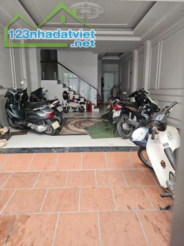 Bán CCMN dòng tiền gần cầu Vĩnh Tuy 95m 6T MT5.2m giá 16 tỷ thang máy, ô tô qua nhà - 2