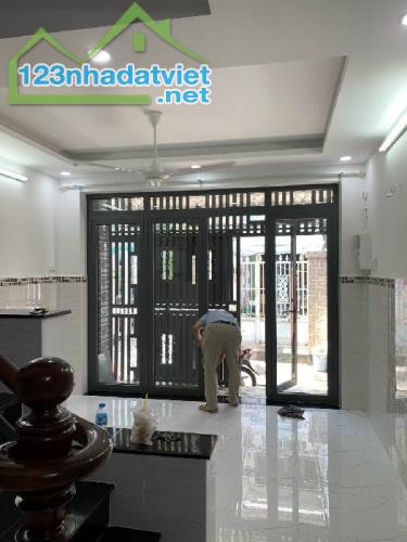 Bán gấp nhà đẹp ở ngay Lưu Hữu Phước, sát mặt tiền, 37m2, no hậu, SHR, chỉ nhỉnh 3 tỷ.