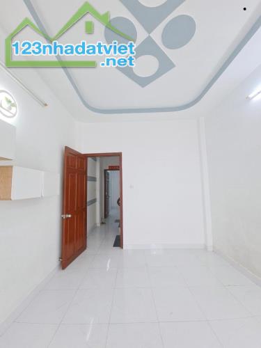 Bán gấp nhà đẹp ở ngay Lưu Hữu Phước, sát mặt tiền, 37m2, no hậu, SHR, chỉ nhỉnh 3 tỷ. - 2