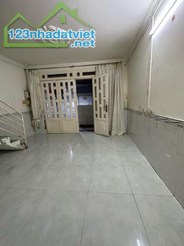 Bán gấp đất tặng nhà 2T, Lưu Hữu Phước 60m2, hẻm rộng, cao ráo, SHR, nhỉnh 3 tỷ.