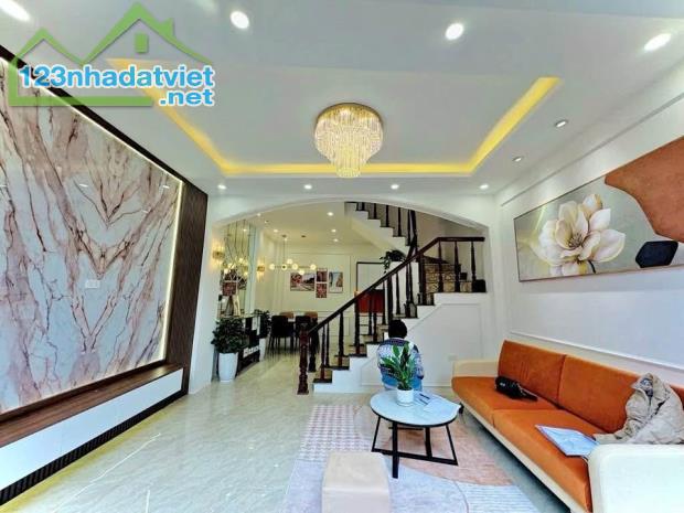 BÁN NHÀ TRUNG TÂM TÂY HỒ 45M2 8,4 TỶ FULL NỘI THẤT