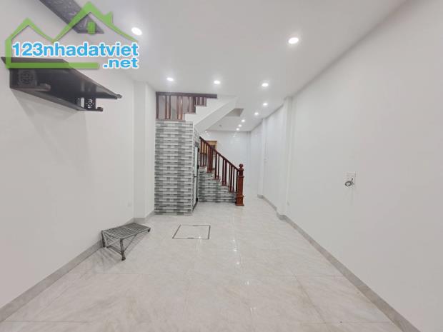 Chính chủ bán gấp nhà ô tô gần  ngõ 1 Bùi Xương Trạch, Thanh Xuân. DT: 38m2 – 5 tầng. 6,9 - 3