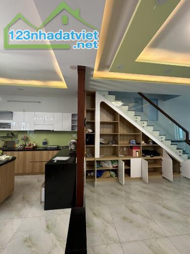Nhà gò xoài 6.3 x17m - 3 tầng giá 7.3 tỷ - 2