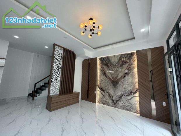 LÔ GÓC HAI MẶT TIỀN HẺM XE HƠI 5M THÔNG - 4 TẦNG BTCT - NHÀ MỚI VÀO Ở NGAY - NỘI THẤT CAO - 2