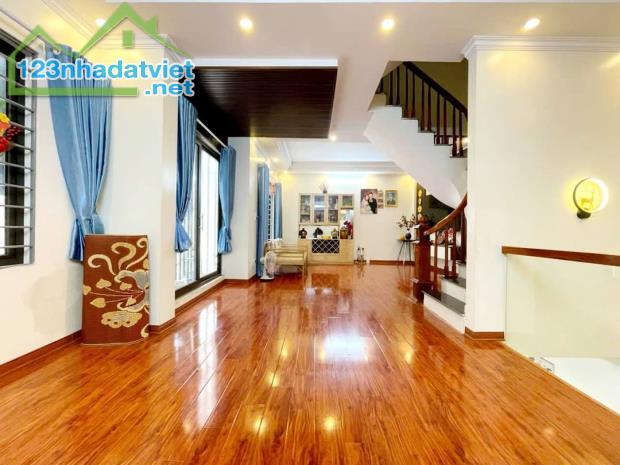 Chỉ 1 nhà ra phố, Khương Đình, nhà mới, tặng toàn bộ nội thất, lô góc, DT 45m, 5tầng,MT6m,