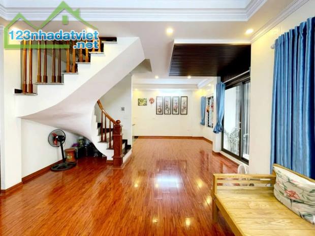 Chỉ 1 nhà ra phố, Khương Đình, nhà mới, tặng toàn bộ nội thất, lô góc, DT 45m, 5tầng,MT6m, - 1