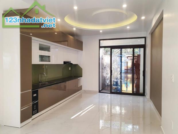 Bán nhà 4 tầng sân cổng độc lập đường Nguyễn Văn Linh - 3