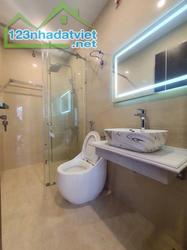 Bán nhà 4 tầng sân cổng độc lập đường Nguyễn Văn Linh - 2