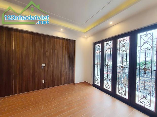 Bán nhà 4 tầng sân cổng độc lập đường Nguyễn Văn Linh - 1