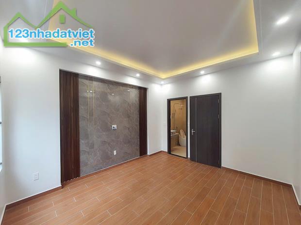 Bán nhà 4 tầng sân cổng độc lập đường Nguyễn Văn Linh