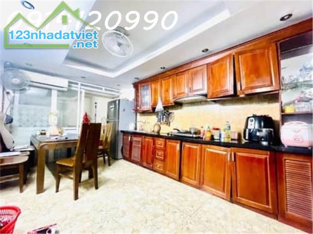 Bán nhà Dương Văn Bé.DT:50mx5T,lô góc 3 mặt thoáng,ôtô vào nhà,dân xây.đường ô tô