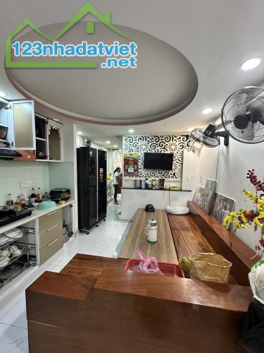 MẶT TIỀN KINH DOANH DẠ NAM P2.Q8. 71m2, 7 PN, 4 lầu ( 3.6 * 21 ), giá 17 tỉ. TL : - 4