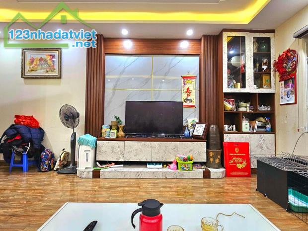 BỎ LỠ LÀ TIẾC! 60M2 MẶT TIỀN 6.5M - Ô TÔ ĐỖ CỬA - TT THÁI THỊNH, ĐỐNG ĐA - CHỈ 17 TỶ! - 2