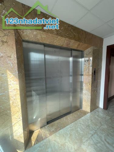 Bán nhà phố Lạc Long Quân, Tây Hồ diện tích 230m2 8 Tầng, mặt tiền 11m, 1 sổ 1 chủ, 96 tỷ