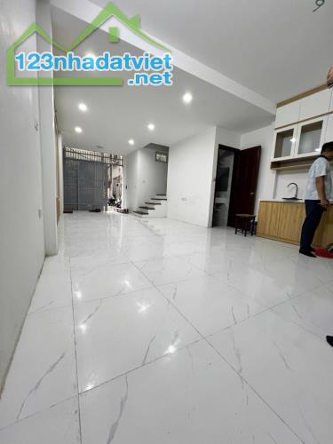 Bán nhà Lạc Long Quân: nhà dân xây, 2 thoáng, 50m ra oto, nhà đẹp - 2