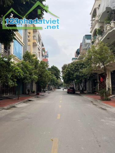 Bán đất mặt phố Cao Bá Quát, Đông Nam Cường, TP Hải Dương, 72m2, mt 4m, hướng tây
