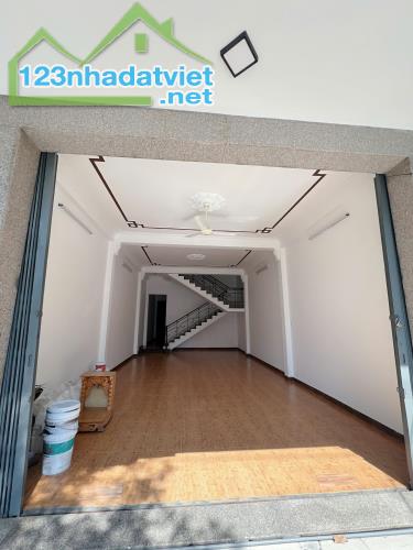 Bán nhà 2 tầng MT đường Phạm Hùng , gần Honda Tiến Thu, Dt 107m5m2 giá 6ty6
