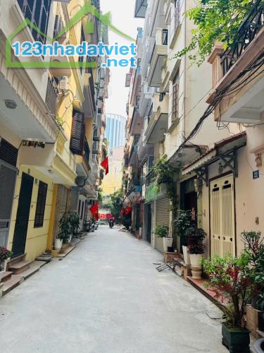 NHÀ ĐẸP Ở NGAY - GẦN PHỐ - OTO VÀO NHÀ Bán nhà ngõ phố Pháo Đài Láng - Đống Đa. Nhà liền l
