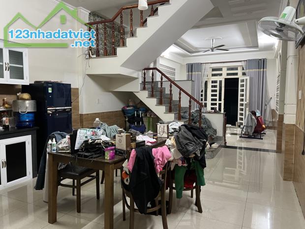 Bán nhà 2 Lầu 114m2 đường xe hơi thông, gần Siêu thị Go Dĩ An,giáp Thủ Đức
