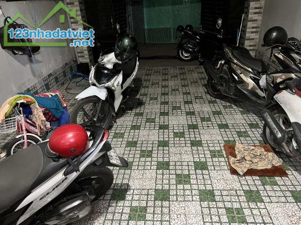 Bán nhà 2 Lầu 114m2 đường xe hơi thông, gần Siêu thị Go Dĩ An,giáp Thủ Đức - 1