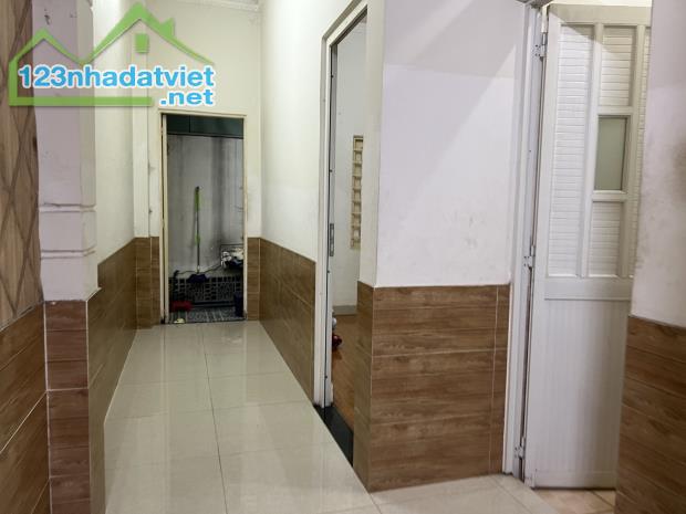 Bán nhà 2 Lầu 114m2 đường xe hơi thông, gần Siêu thị Go Dĩ An,giáp Thủ Đức - 2