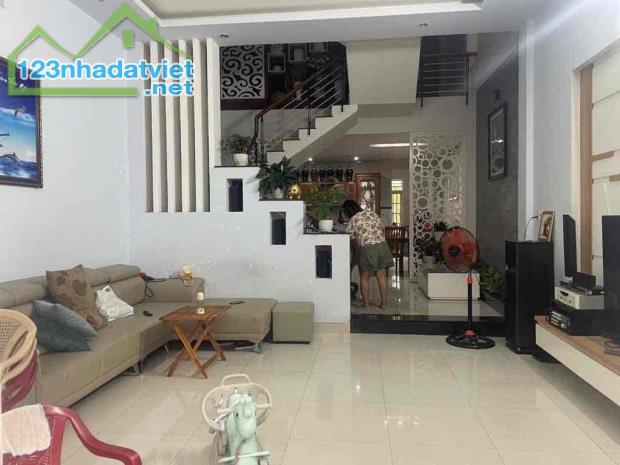 Nhà đẹp 3 tầng MT KD VIP Lê Văn Thịnh cần bán gấp, giá chỉ nhỉnh 5 tỷ.