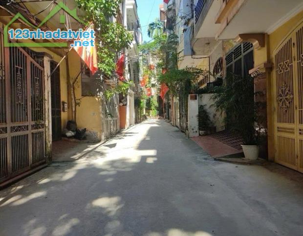 HOÀNG QUỐC VIỆT -PHÂN LÔ - Ô TÔ 7 CHỖ VÀO NHÀ 2 MẶT NGÕ TRƯỚC SAU 4 TẦNG -  Ô TÔ TRÁNH