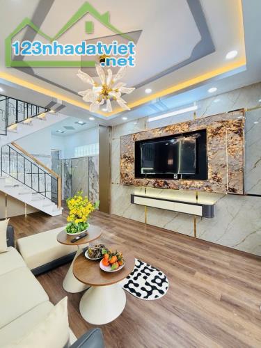 NHÀ ĐẸP QUANG TRUNG GV - GIÁP NGÃ 4 VỚI PHAN HUY ÍCH & ST EMART2 - HXH SÁT MT - DT 50M² - 2
