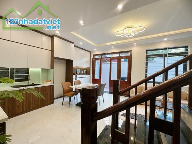SIÊU PHẨM - VIỆT HƯNG - 43M - MỚI ĐẸP - SÁT Ô TÔ - 3 THOÁNG - NGÕ NÔNG - HƠN 6 TỶ. - 1