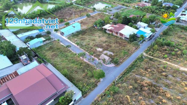 900 triệu sở hữu lô đất mặt tiền đường nhựa 1 sẹc QL1A