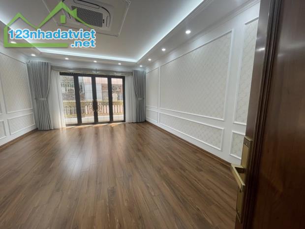 Bán nhà phố Lạc Long Quân - ô tô tránh - 6 tầng máy đẹp long lanh - chỉ 19 tỷ