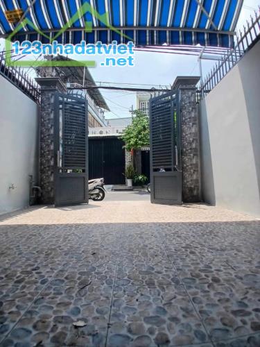 Nhà bán 104m2 4.5x23m - trệt lửng 3PN Mỹ Hòa Trung Chánh Hóc môn giá rẻ 5.88 tỷ sổ riêng đ