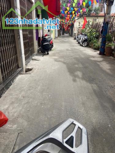 Cần bán nhà Khương Đình, Thanh Xuân, 31m2, sổ đỏ, gần ô tô tránh. Giá 6, 5tỷ - 2