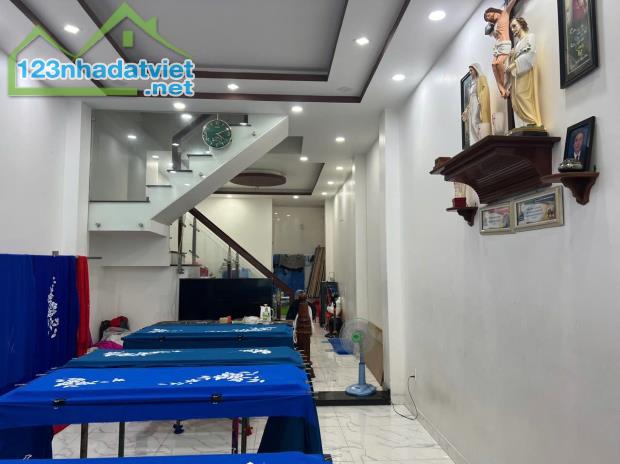 Hẻm 3m sát MT Song Hành, Ngay vòng xoay An Sương, 80m2 (4x20) 3 Tầng, 4 PN 5WC, Tặng NT,