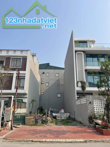 Bán Đất Rẻ Quạt Vựng Đâng Siêu Đẹp. DT:200m2,MT:8m. Hướng : TB !!!