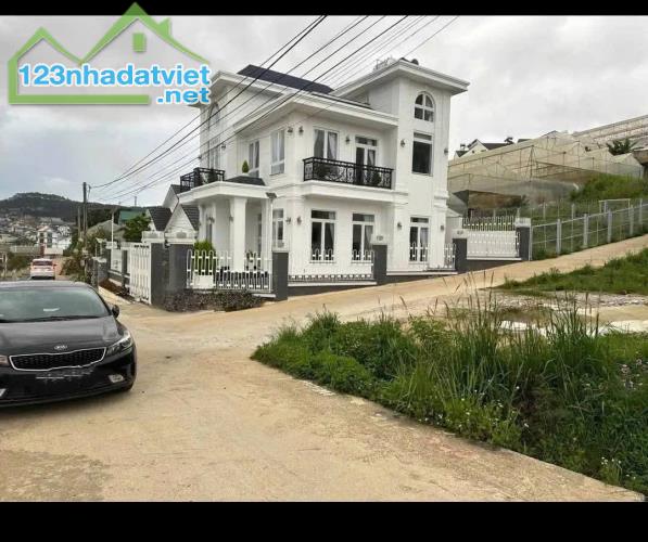 Bán gấp Lô Đất Biệt Thự view đẹp 2 mặt tiền đường Nam Hồ , Đà Lạt giá 9.2 tỷ