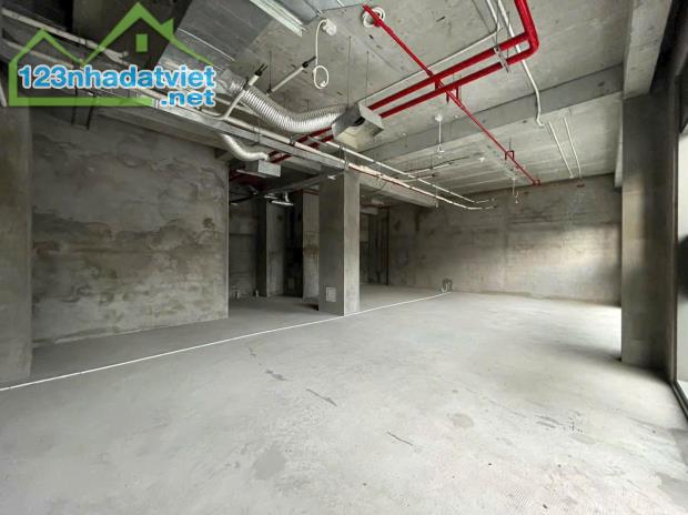 Shophouse Hồ Bán Nguyệt có mặt tiền rộng từ 8m-11m. Shop thiết kế đẹp- hiện đại