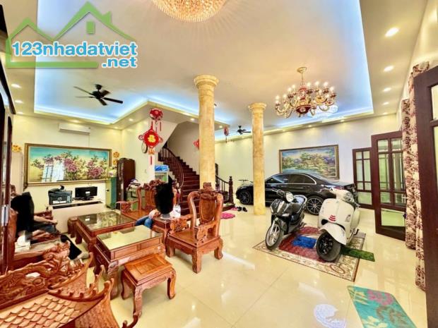 BIỆT THỰ LẠC LONG QUÂN - GẦN HỒ TÂY - LÔ GÓC 3 THOÁNG - Ô TÔ VÀO NHÀ - 90/96M CHỈ 24 TỶ - 2