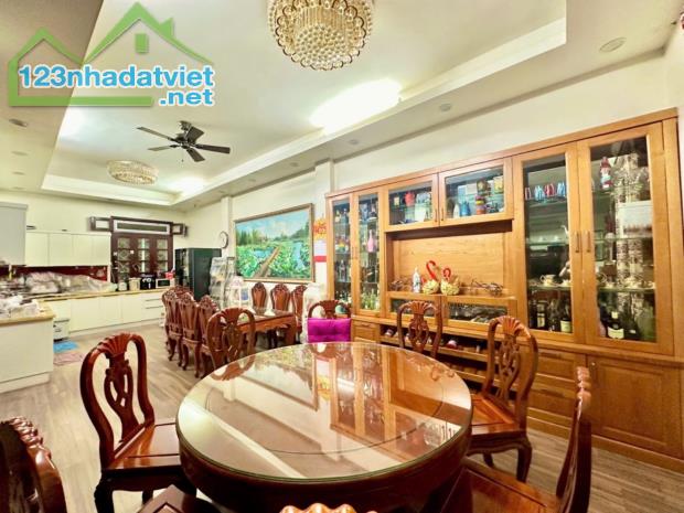BIỆT THỰ LẠC LONG QUÂN - GẦN HỒ TÂY - LÔ GÓC 3 THOÁNG - Ô TÔ VÀO NHÀ - 90/96M CHỈ 24 TỶ
