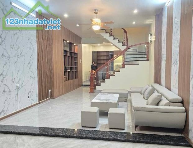 Nhà đẹp ở luôn Xuân Phương 41m x 5T, Ô TÔ gần, tặng Full nội thất 6,85 tỷ