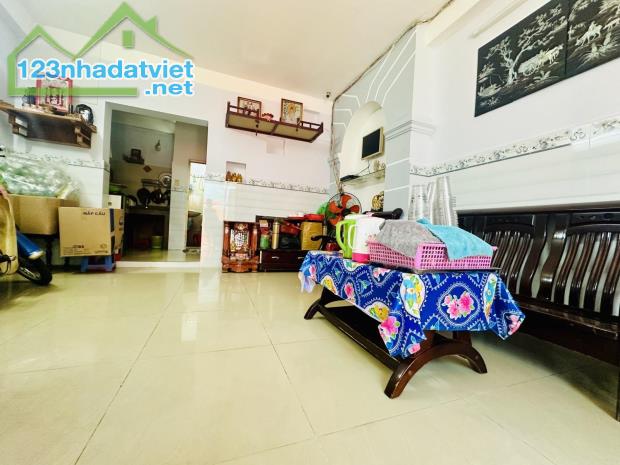 Giảm 1 tỷ, nhà 40m2 HXT Phan Văn Hớn cách MT 1 căn, sắp lên MT, ngang 4M, 4 tầng 5PN sân - 3