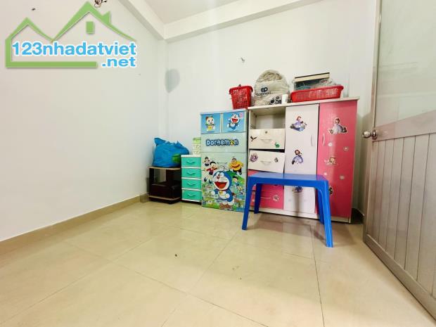 Giảm 1 tỷ, nhà 40m2 HXT Phan Văn Hớn cách MT 1 căn, sắp lên MT, ngang 4M, 4 tầng 5PN sân - 2
