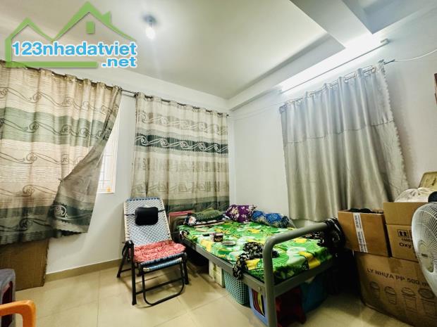 Giảm 1 tỷ, nhà 40m2 HXT Phan Văn Hớn cách MT 1 căn, sắp lên MT, ngang 4M, 4 tầng 5PN sân - 1