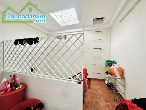 Rung chuyển. Bán nhà Bùi Xương Trạch, Thanh Xuân. 30m2 x 5T. NGÕ THÔNG. GARA. Hơn 5 Tỷ.