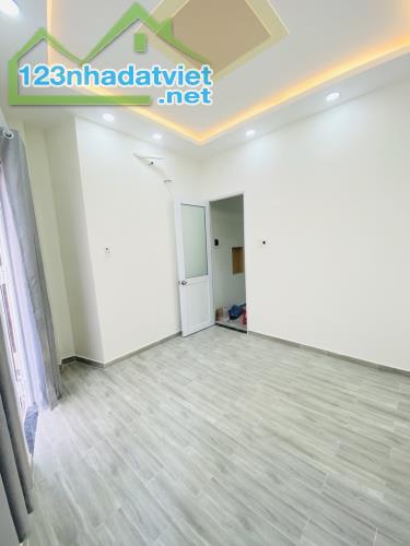 Bán gấp nhà đẹp ở ngay Bình Đông, 36m2, khu dân cư hiện hữu, SHR, chỉ 2.95 tỷ.