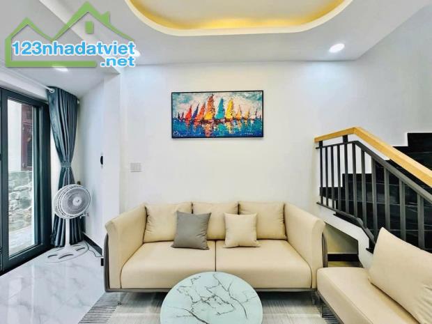 *30 m2 - 2 TẦNG - TẶNG NỘI THẤT - KHU  VỰC AN NINH. * Vì trí: Đường Nguyễn Văn Nghi, P 7, - 2