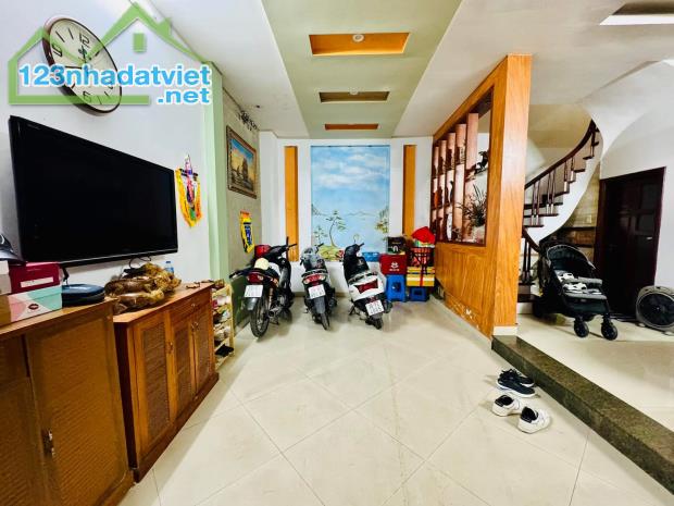 Bán nhà Pháo Đài Láng - TT ĐỐNG ĐA - NHÀ ĐẸP DÂN XÂY - Ô TÔ LÙI CỬA - 42M * 5T - 10.9 Tỷ - 4