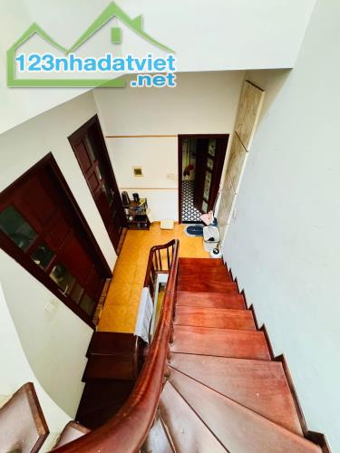 Bán nhà Pháo Đài Láng - TT ĐỐNG ĐA - NHÀ ĐẸP DÂN XÂY - Ô TÔ LÙI CỬA - 42M * 5T - 10.9 Tỷ